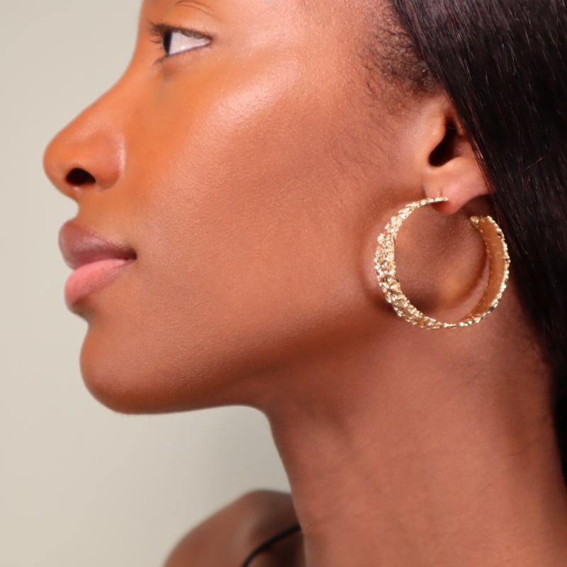 MEDIUM HAMMERED GOLD HOOPS Lenique Louis 